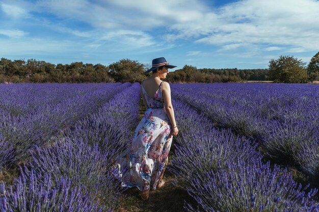 Una mujer en un campo de lavanda en francia.