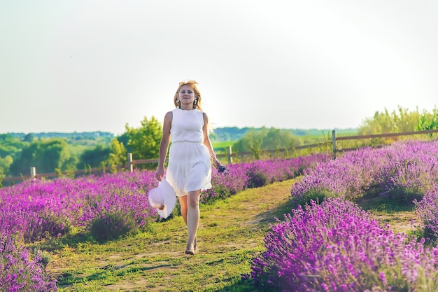 Mujer en campo de lavanda de verano. Enfoque selectivo.