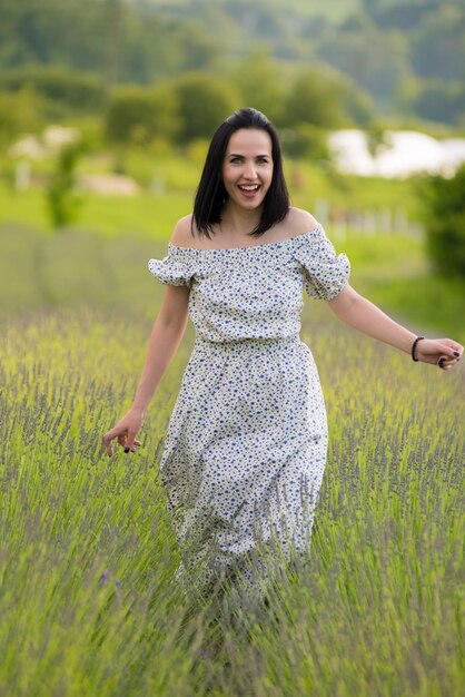 mujer en un campo de lavanda