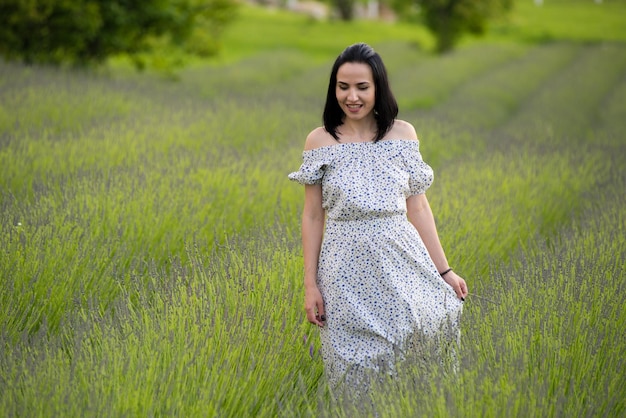 mujer en un campo de lavanda