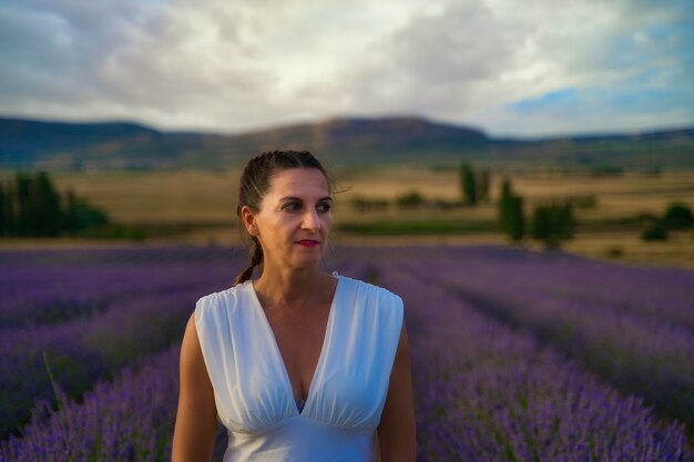 mujer en campo lavanda