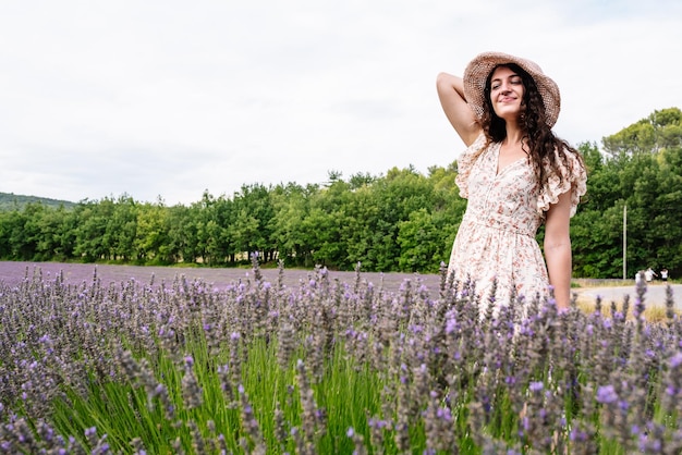 Una mujer en un campo de lavanda.