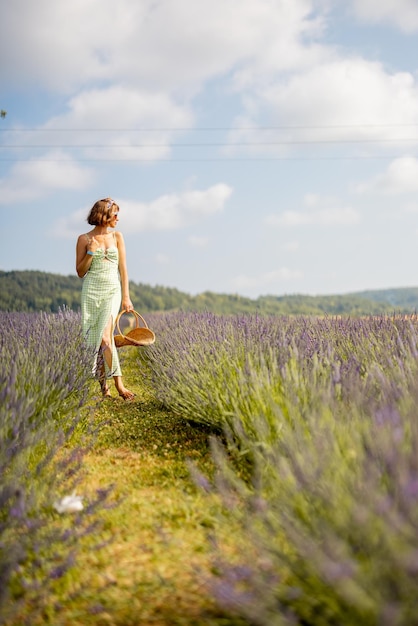 Foto mujer en campo de lavanda