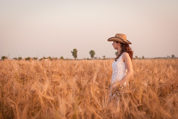 Mujer en el campo de trigo, agricultor con cultivo