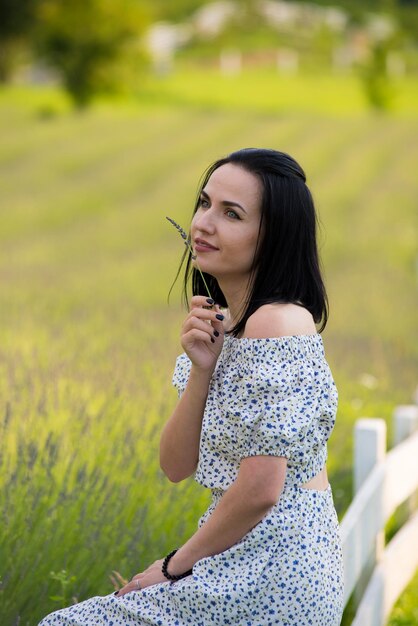 Foto una mujer en un campo de trigo