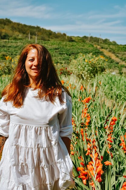 mujer en un campo