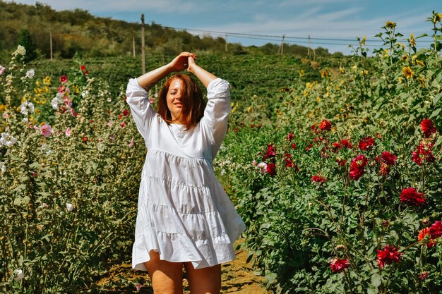 mujer en un campo