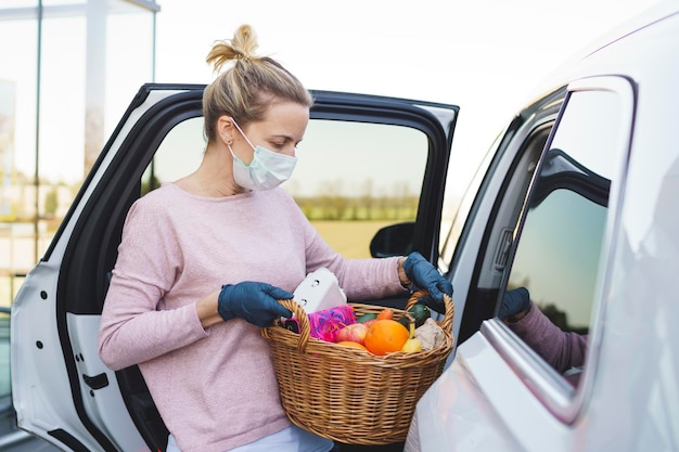 Foto mujer con una canasta en el autobús