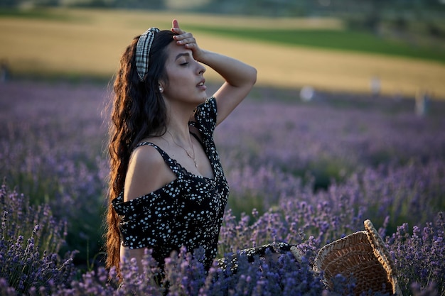 Mujer con una canasta en un campo de lavanda