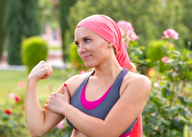 Mujer con cáncer luchador sonriente