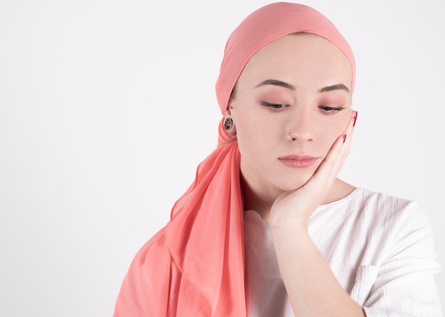 Mujer con cáncer con pañuelo rosa