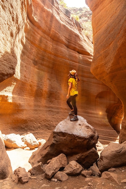 Una mujer en el cañón de piedra caliza Barranco de las Vacas en Gran Canaria Islas Canarias