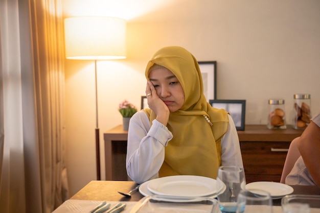 Mujer cansada desayunando o sahur por la mañana