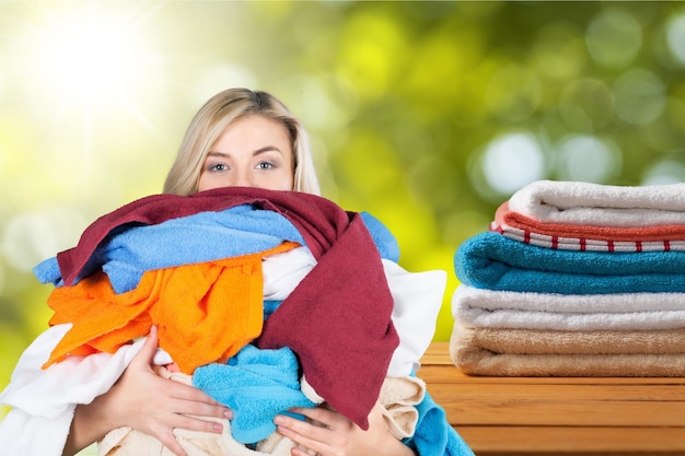 Foto mujer cansada joven que lleva montón de ropa diferente