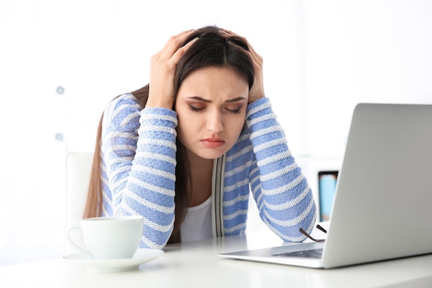 Mujer cansada en el lugar de trabajo