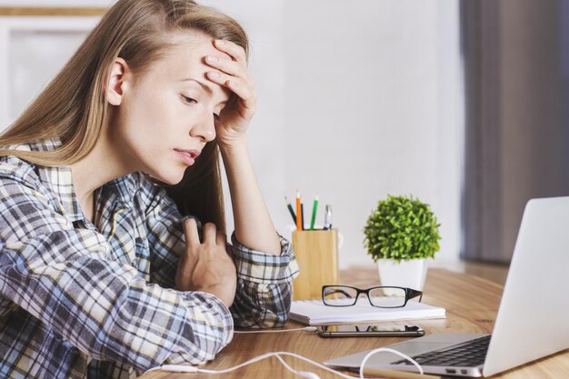 Mujer cansada en la oficina