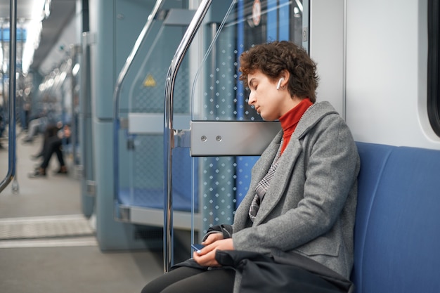 Mujer cansada se quedó dormida durante un viaje en metro