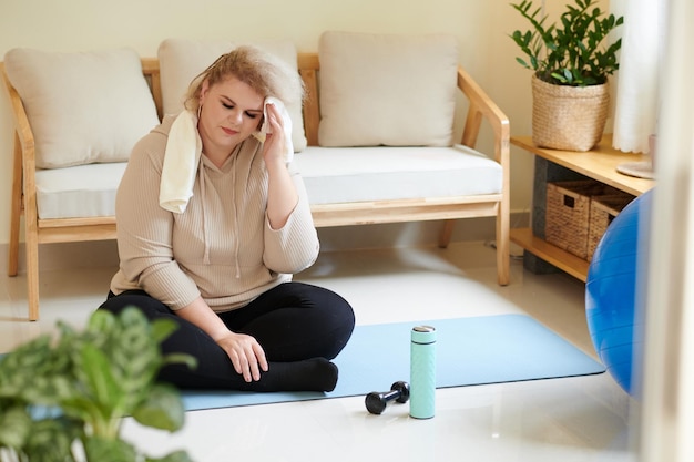 Mujer cansada secándose el sudor