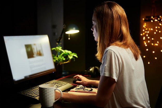 Mujer cansada trabaja hasta tarde en casa lugar de trabajo