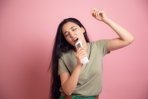 mujer cantando en la casa