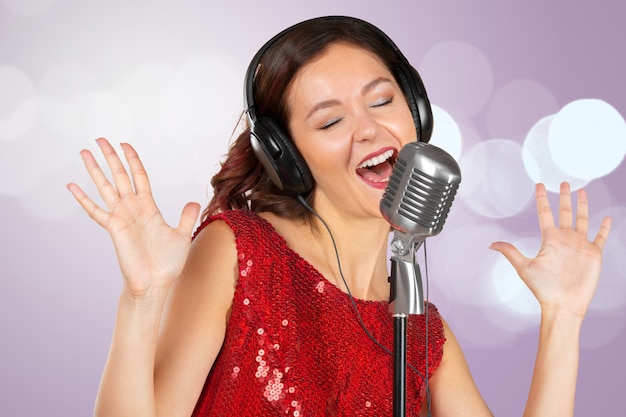 Mujer cantante en vestido rojo brillante aislado