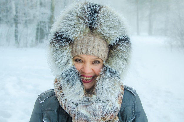 Una mujer con una capucha de piel con la palabra invierno.