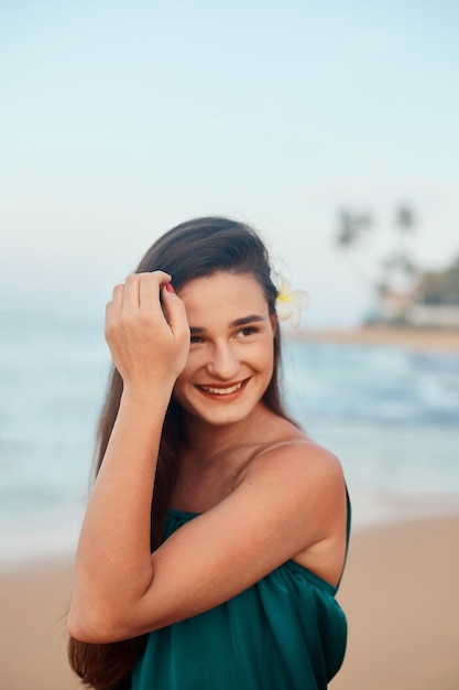 mujer, con, cara de belleza, conmovedor, piel, hermoso, niña sonriente, modelo, en la playa