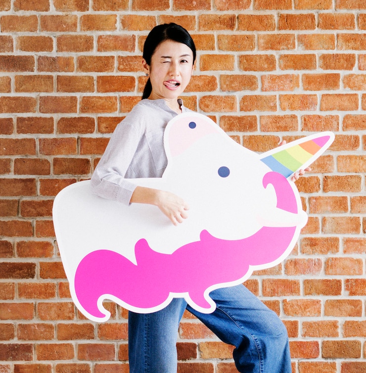 Foto mujer de cara tonta con un unicornio