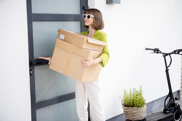 Mujer cargando paquetes mientras se va a casa