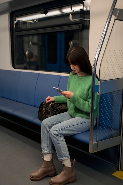 Foto mujer cargando a su mascota en el metro