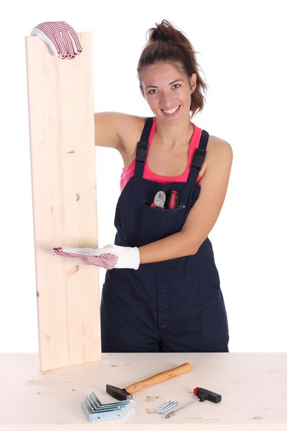 Mujer carpintero con tablón de madera