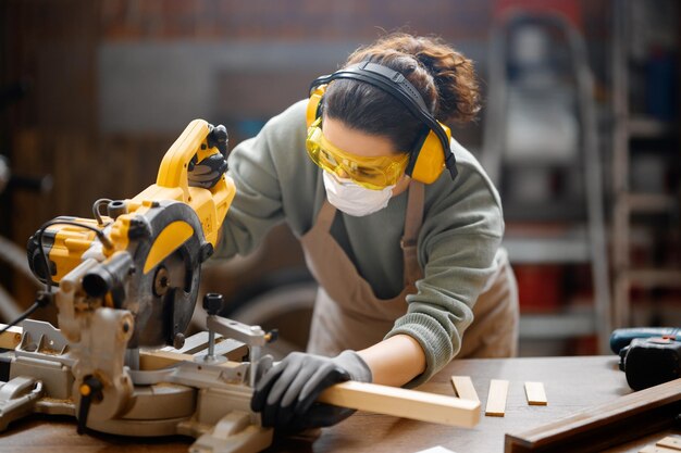 Mujer carpintero en taller