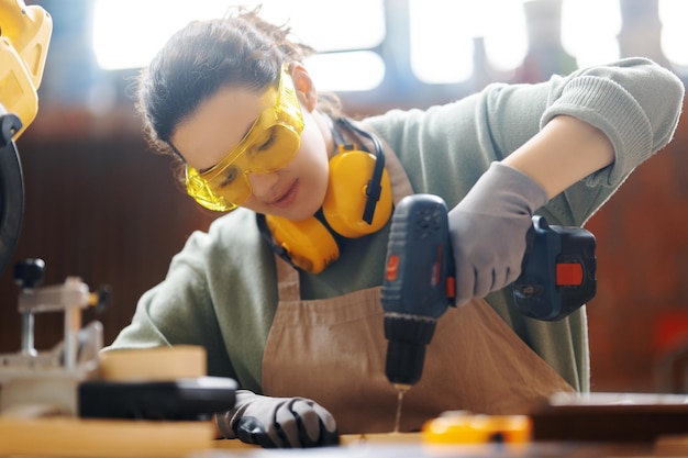 Mujer carpintero en taller