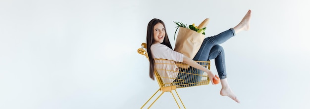 Mujer, en, carrito de la compra