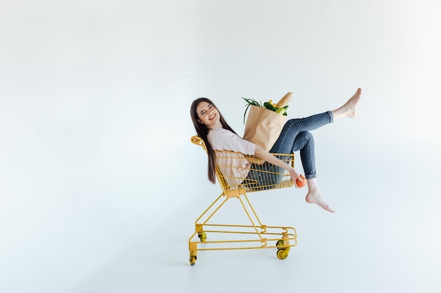 Mujer, en, carrito de la compra