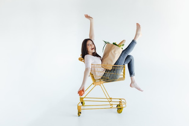 Mujer, en, carrito de la compra