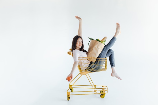 Mujer, en, carrito de la compra