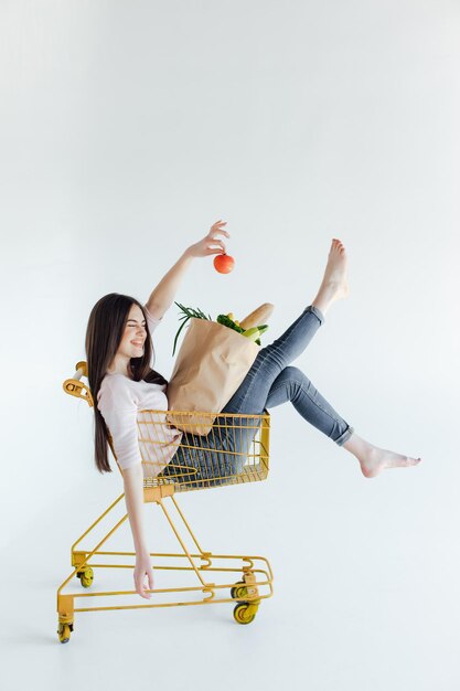 Mujer, en, carrito de la compra