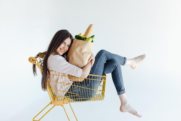 Mujer, en, carrito de la compra