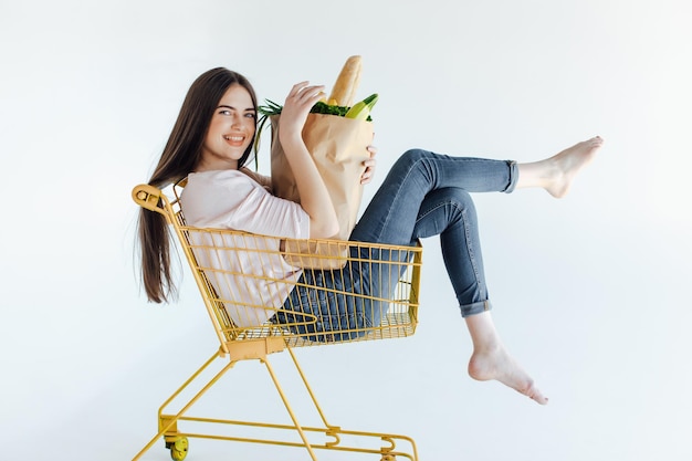 Mujer, en, carrito de la compra