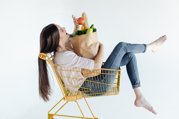 Mujer, en, carrito de la compra