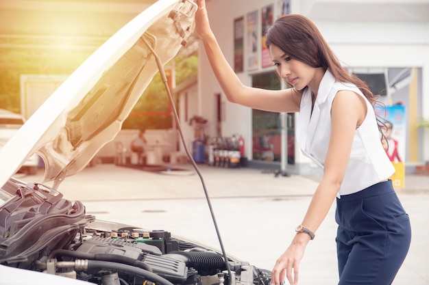 Foto mujer el carro esta roto