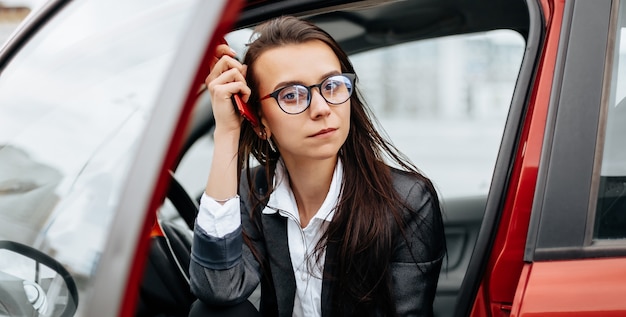 Foto la mujer en el carro