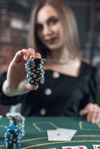 Mujer con cartas de póquer y fichas jugar al póquer