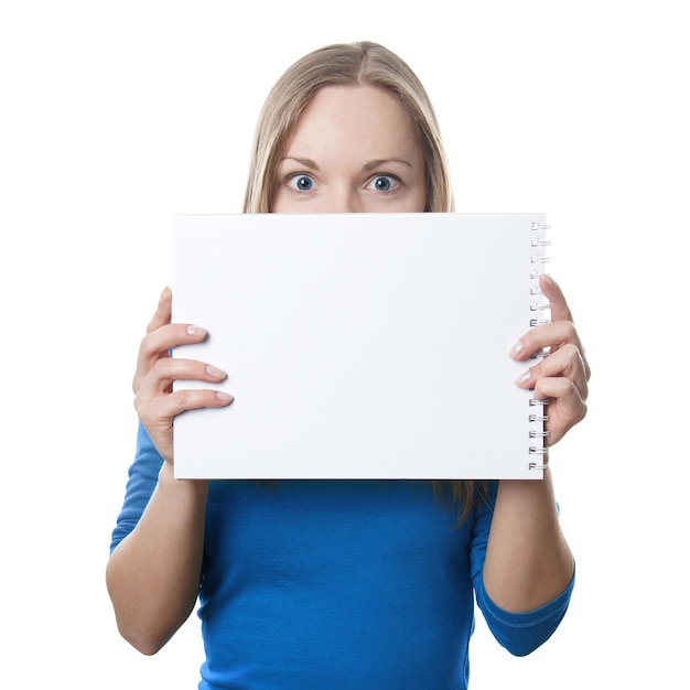 Mujer con cartel en blanco