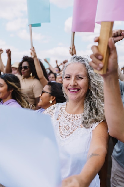 Foto mujer con un cartel durante una protesta por la igualdad de género foto vertical