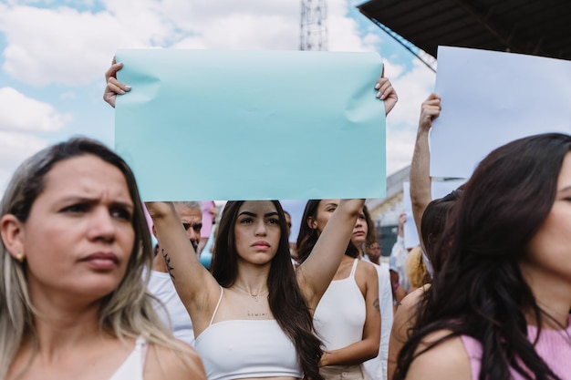 Mujer con un cartel durante una protesta por la igualdad de género