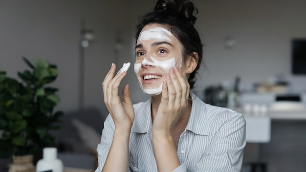 Mujer en casa aplicando una máscara de crema