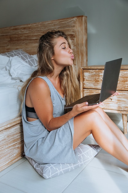 Mujer, en casa, con, computador portatil