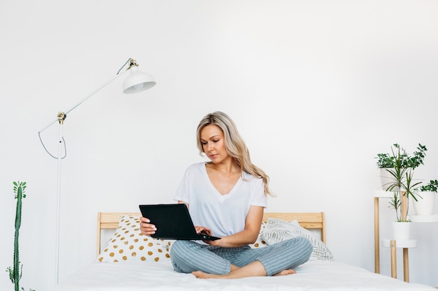 mujer en casa con laptop